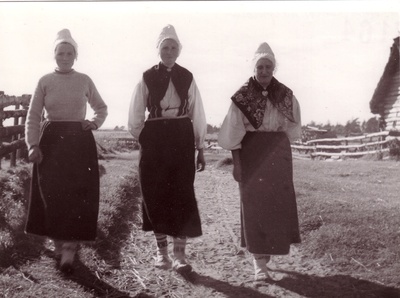 Ruhnu naised külatänaval  duplicate photo