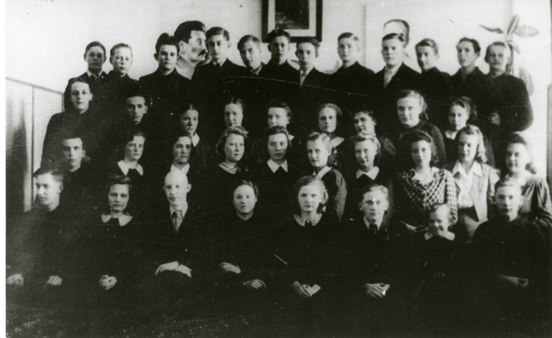 SÜG-i III klassi õpilased 1941.a. kevadel. Ees klassijuhataja Alma Vilu.