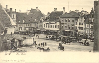 Raekoja plats. Vasakul Vaekoja nurk, tagapool raeapteegi hoone.  duplicate photo