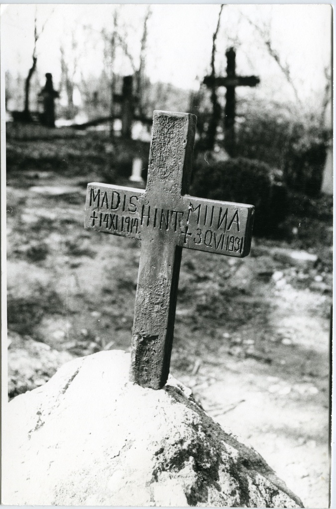 Madis ja Miina Hindi  haud Kihelkonna kalmistul