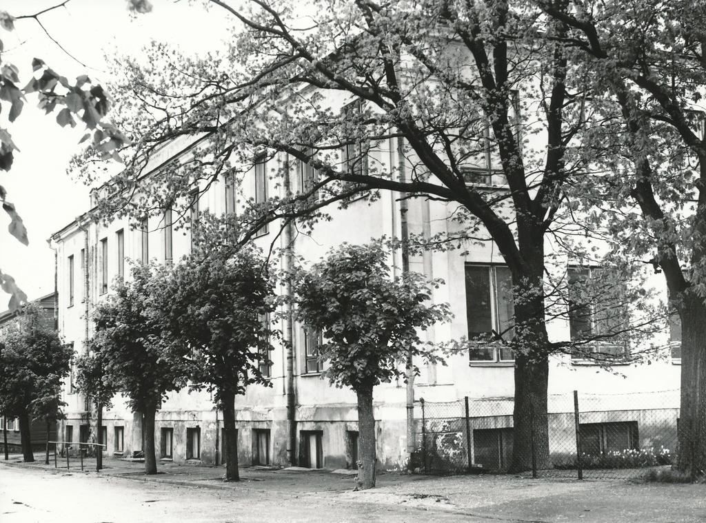 Foto. Võru I 8-kl. Kooli hoone, endine Võru mõisa peahoone 1977.a. mais
