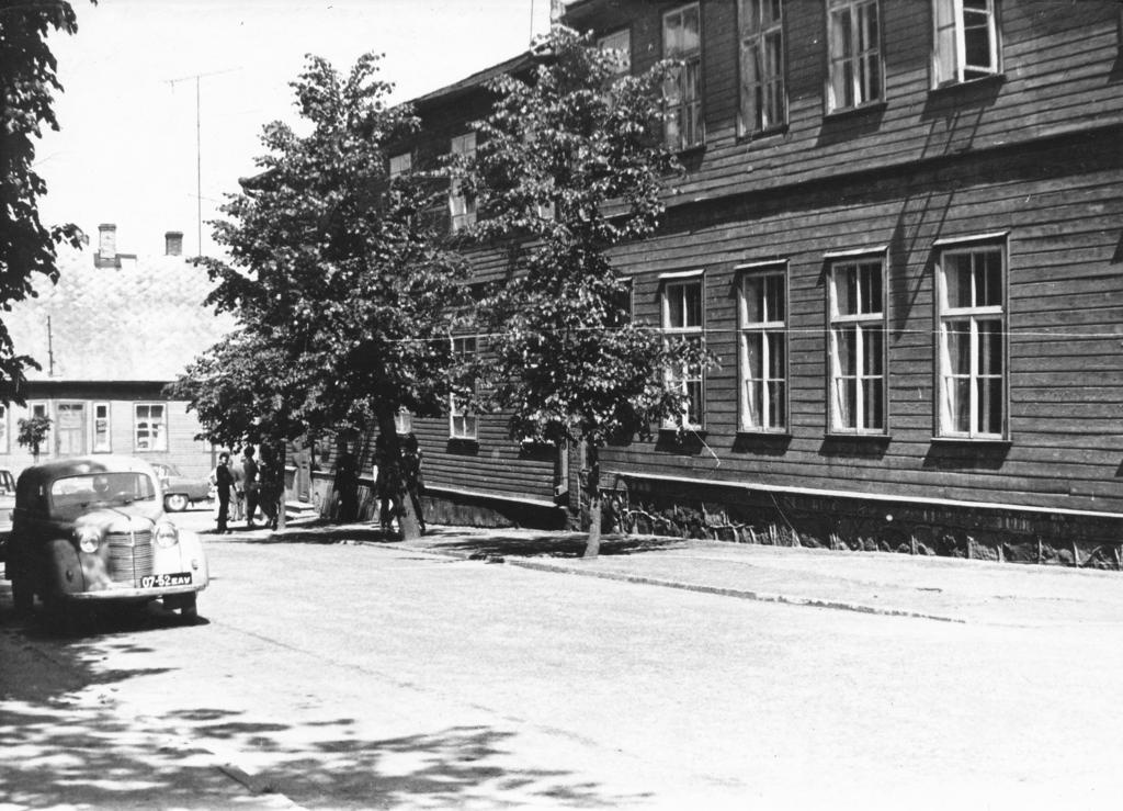 Foto. Võru Tööstustehnikumi peahoone 50. aastapäeval juunis 1975.a.