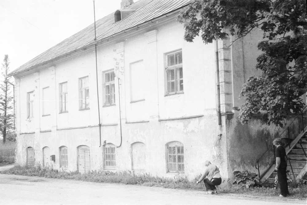 Holstre vallamaja, eestvaade.