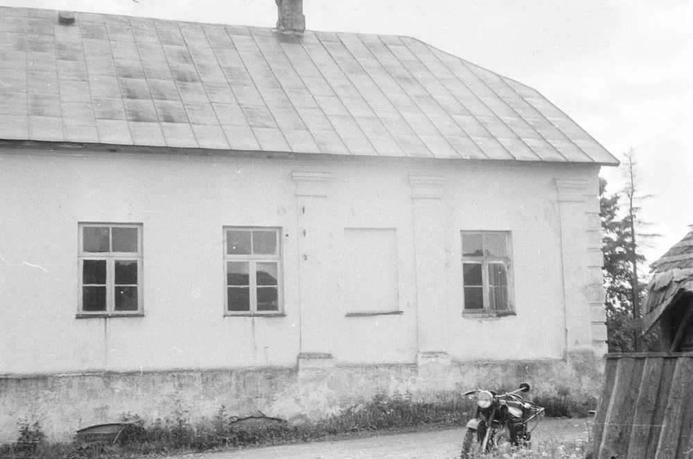 Holstre vallamaja, vaade õue poolt.