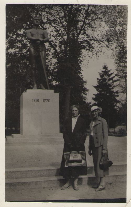 Postkaart. A. Adamsoni Kalevipoja monument Tartus, Emajõe ääres.