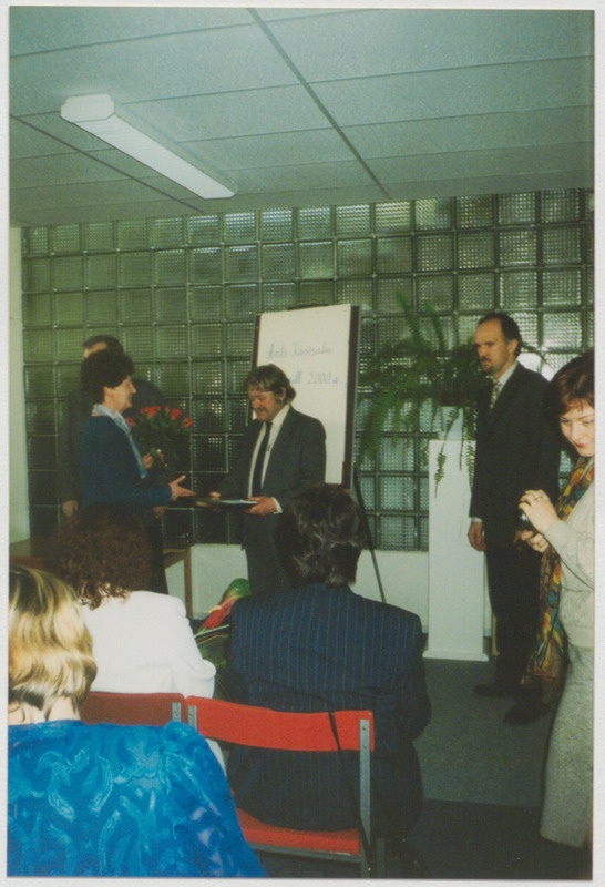 O. Lutsu huumoripreemia üleandmine Ants Kasesalule Palamuse gümnaasiumis