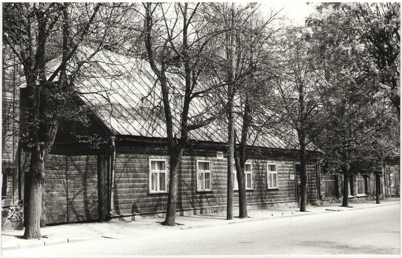 Foto. Fr. R. Kreutzwaldi elumaja tänavapoolne vaade. Võru, 1980.