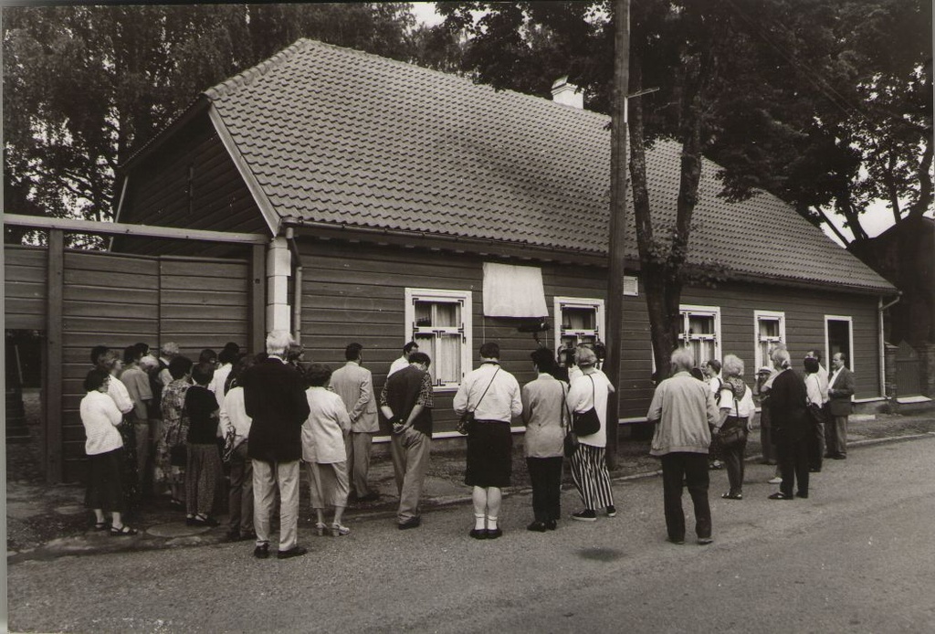 Foto. Kreutzwaldi-Lönnroti kohtumist tähistava mälestustahvli pidulik avamine Dr. Fr. R. Kreutzwaldi muuseumis. Võru, 1999.