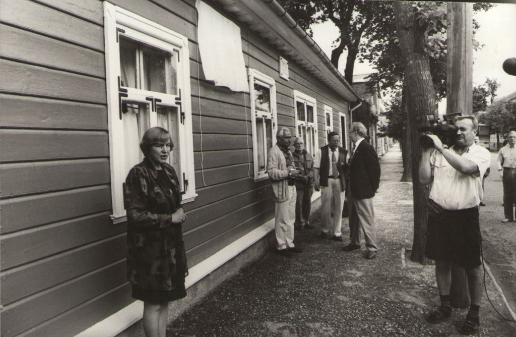 Foto. Kreutzwaldi-Lönnroti kohtumist tähistava mälestustahvli pidulik avamine Dr. Fr. R. Kreutzwaldi muuseumis. Võru, 1999.