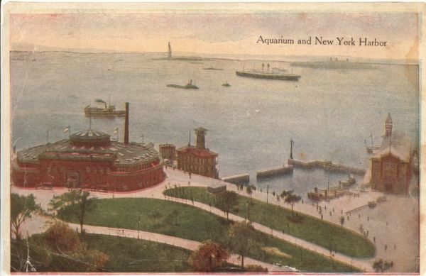 Kahepoolne postkaart. Ameerika Ühendriigid. New York.
Ühel pool : Vaade Mumicipal Buildingile öösel
Teisel pool : Akvaarium ja sadam