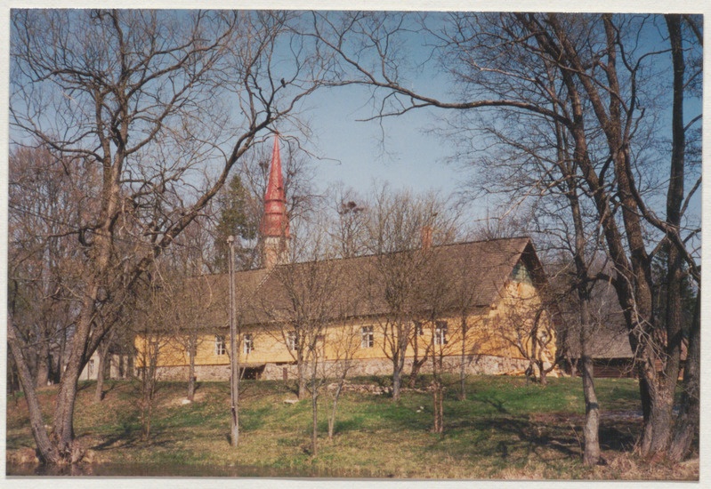 Foto vaatega Palamuse muuseumile üle Amme jõe, hoone tagakülg
