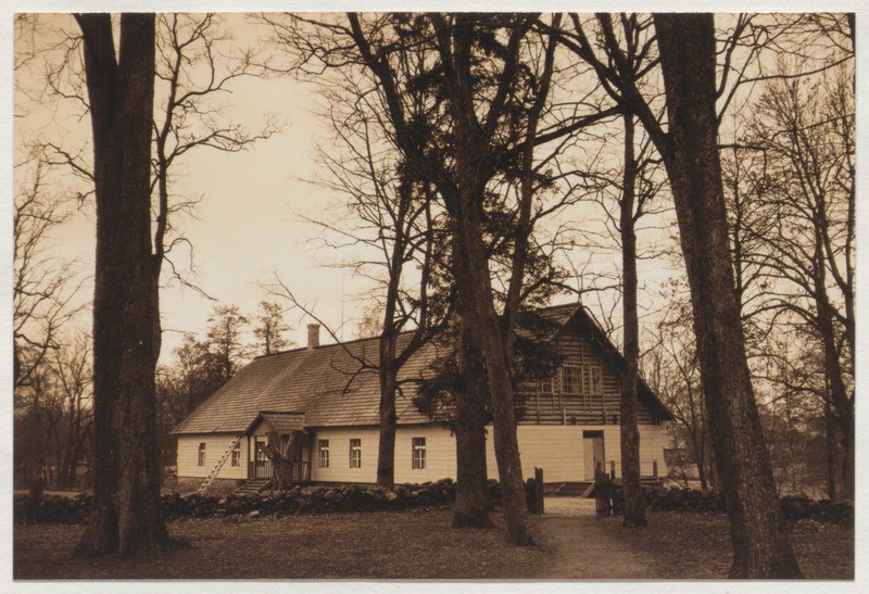 Foto vaatega Palamuse muuseumihoonele kiriku eest. Välisvoodri vahetus