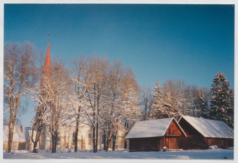 Palamuse muuseumi köstri õunaait ja tall/rehi, tagaplaanil kirik
