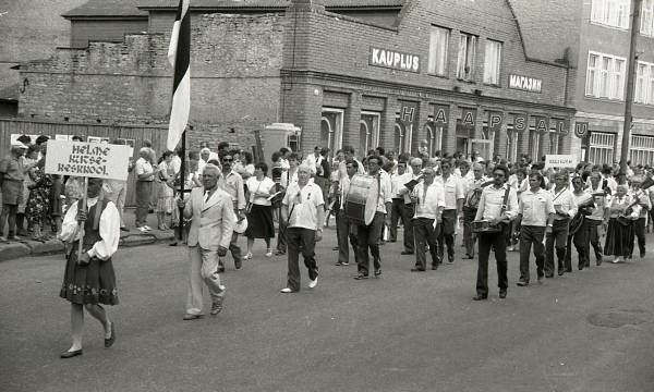 Fotonegatiiv.  V üle-eestiline Puhkpillimuusika päev Haapsalus. 1989 a. Rongkäik. Helme kutsekeskkooli puhkpilliorkester.