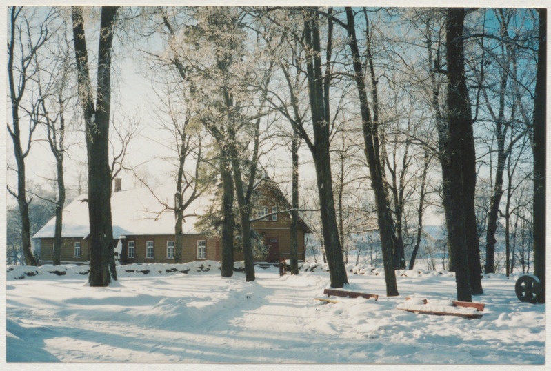 Palamuse muuseumi koolihoone vaatega kiriku eest