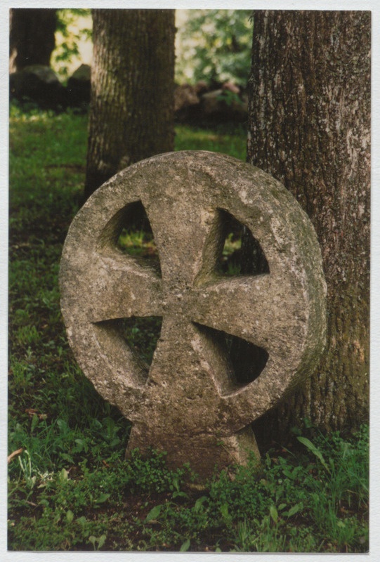 Kivirist Palamuse kiriku ees