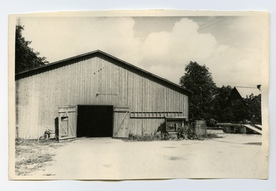 Garaaž-ladu, mis asus Haapsalu Kalakombinaadi haldushoone vastas. Nõukogude tänava ehitamisel lammutati osa hoonest.  duplicate photo