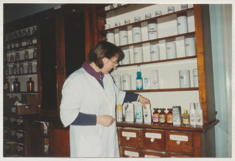 Foto "Palamuse apteeker Astrid Kase", 1996.a.