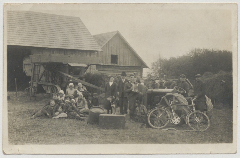 Foto "Talurahvas Rehe-Möldre? taluõuel"