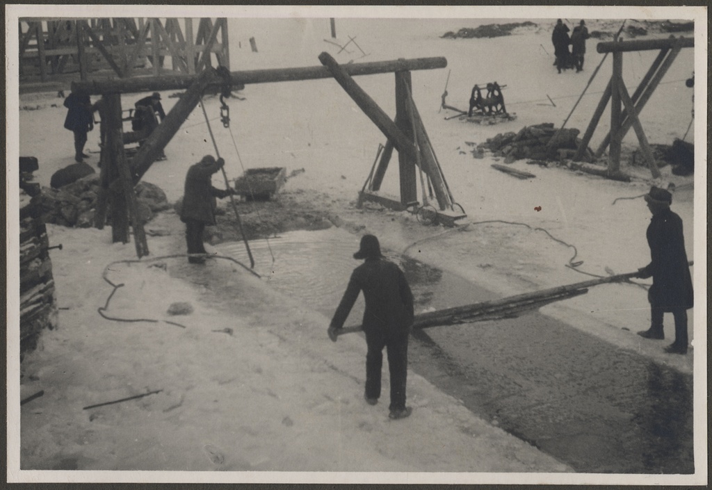 Kulgu sadama sillasammaste ehitus - jääl kopaga süvendamine