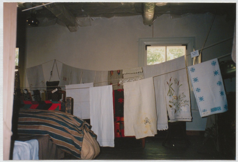 Palamuse muuseumi poiste magamistoas ülesseatud käsitöönäitus