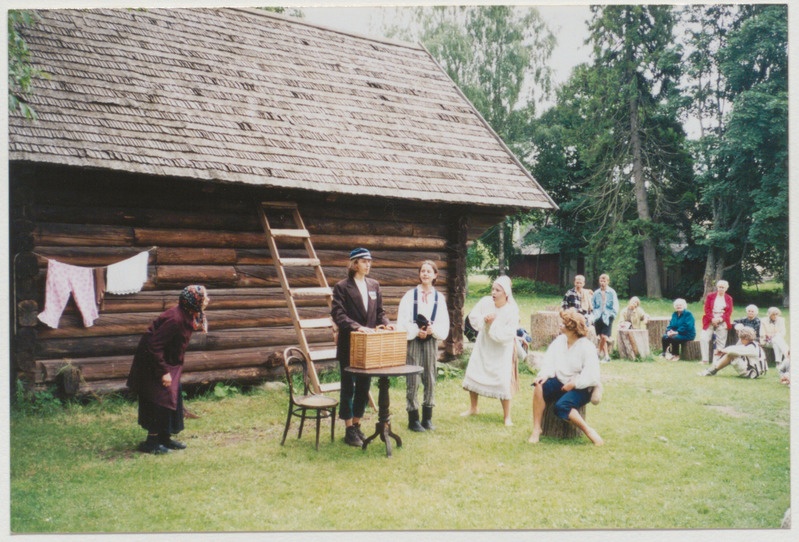 Näitemängupäevad Palamusel. Etendus muuseumi õuel