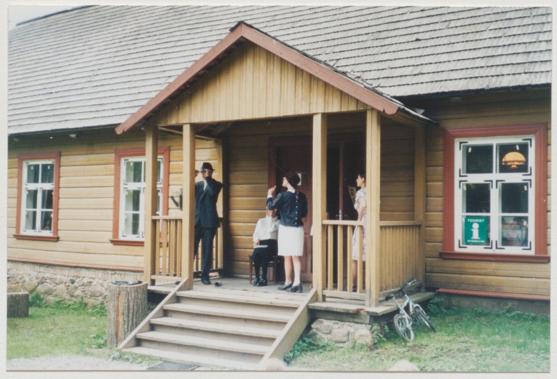 Palamuse näitemängupäevad. Etendus muuseumi ees