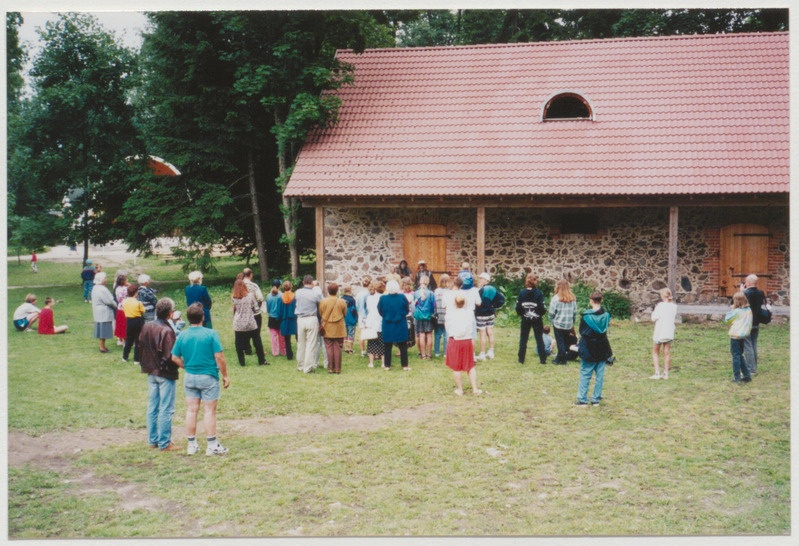 Palamusel toimuvad näitemängupäevad. Etendus kirikumõisa aida ees