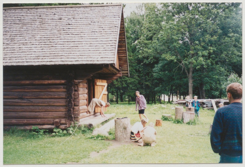 Õpilaste näitemängupäevad Palamusel. Etendus muuseumi aida ees