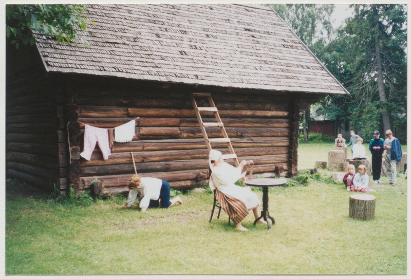 Palamuse näitemängupäevad. Etendus  muuseumi aida juures