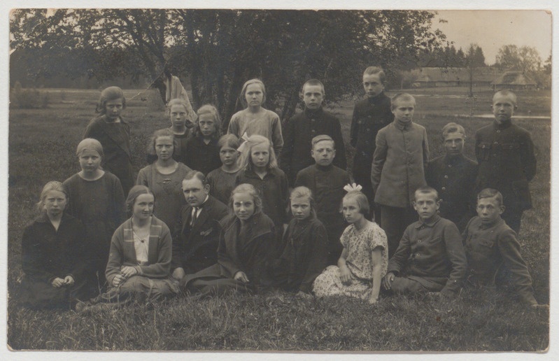 Palamuse kooli õpilased ja õpetaja Albert Mägiste kevadel 1920ndatel aastatel