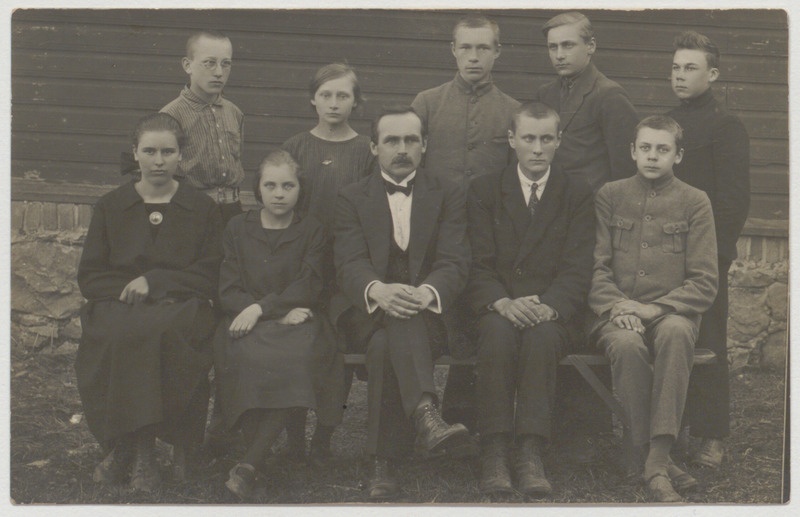 Palamuse kooli õpilased-lõpetajad ja õpetaja Eduard Oja 1924. a