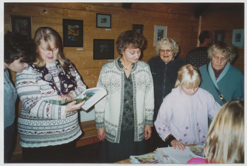 Värvifoto "Näituse "Aastaajad" avamine" I, 12.2003