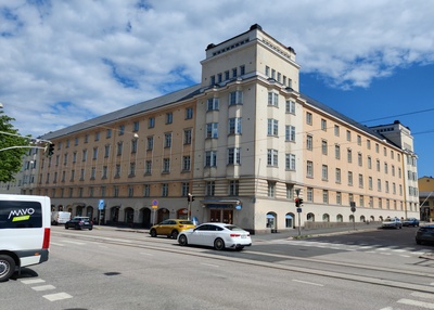 Sturenkatu 43 - 45, Kangasalantie 5. Rakennuksessa toimi kauppahalli, Piltti, sähköliike, Vallilan leninkikeskus, parturi ja Elanto. rephoto