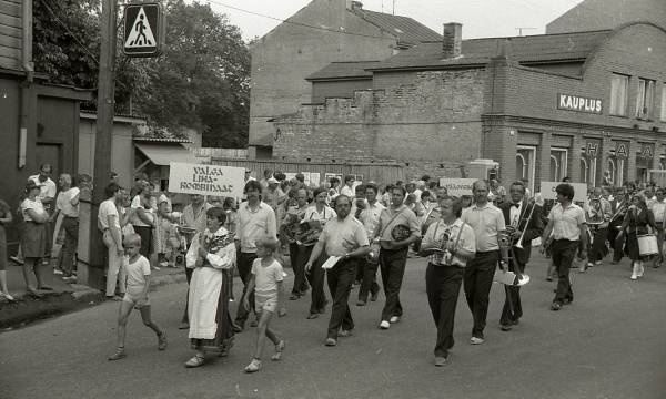 Fotonegatiiv.  V üle-eestiline Puhkpillimuusika päev Haapsalus. 1989 a. Rongkäik. Valga lihakombinaadi puhkpillimängijad.