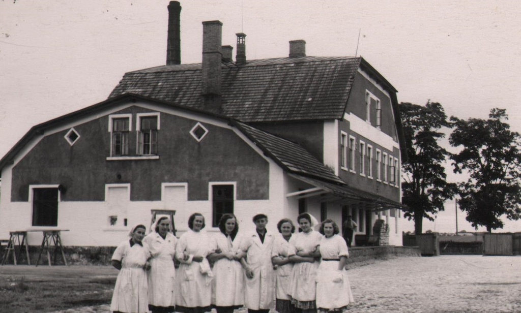 Viljandi vana piimakombinaat, mille ees seisavad kombinaadi töötajad