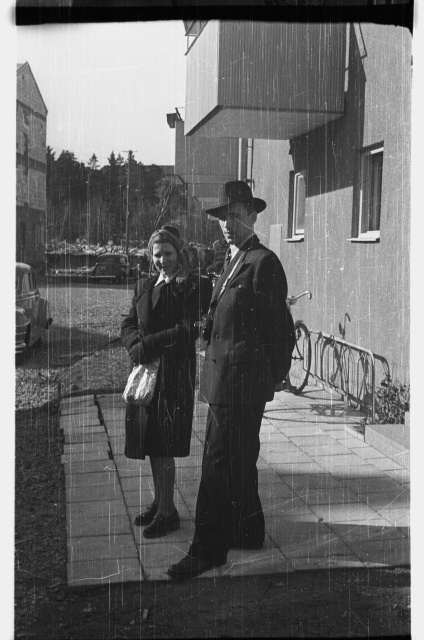 Lydia ja Bengt Veiderpass maja ees Rootsis