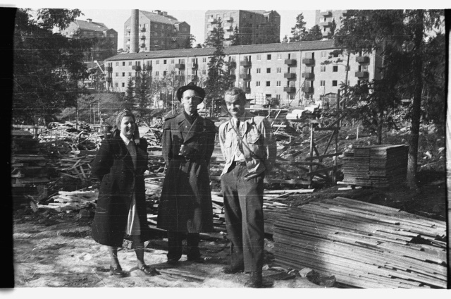 Villem Tammekivi koos Lydia ja Bengt Veiderpassiga ehitusplatsil Rootsis