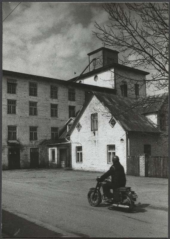 foto, Viljandi, Köstri tn 6, Teraviljasaaduste Kombinaadi jahuveski, 1980, foto E. Veliste