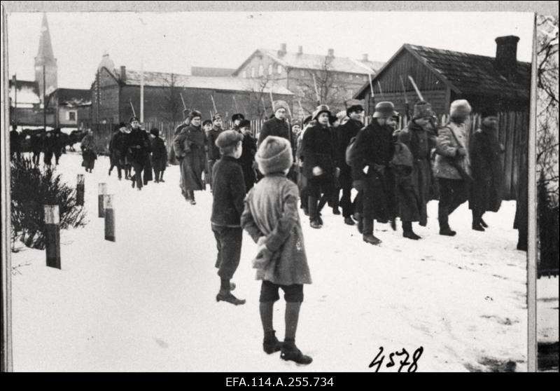 Vabadussõda. Pärnu Kaitsepataljoni sõdurid ühel Pärnu tänaval, taustal Nikolai kirik.