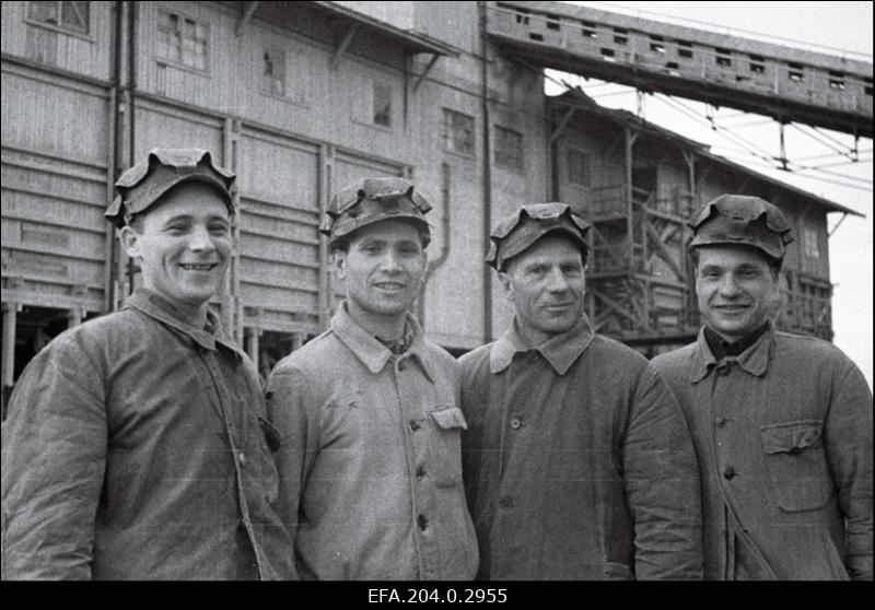 Kaevanduse Käva-2 4. osakonna töölised N. Surkov, V. Gavrilov, A. Labanov ja M. Ivanov.