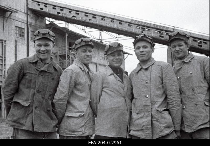 Kaevanduse Käva-2 noortebrigaadi brigadir M. Lukjanoviga.