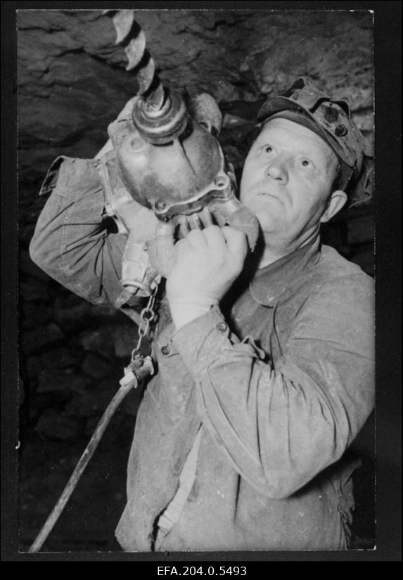 Käva-2 kaevanduse eesrindlik puurija V. Hein tööl.