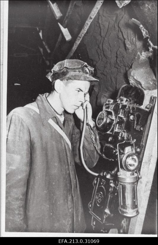 Käva kaevanduse teise jaoskonna ülem Kalkonen teatab dispetšerile tööde käigust jaoskonnas.