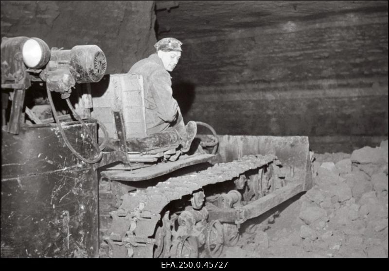 Käva II kaevanduse 4 jaoskonna ülem Priit Virkus kamberlaava põrandat selleks kohandatud buldooseriga puhastamas.
