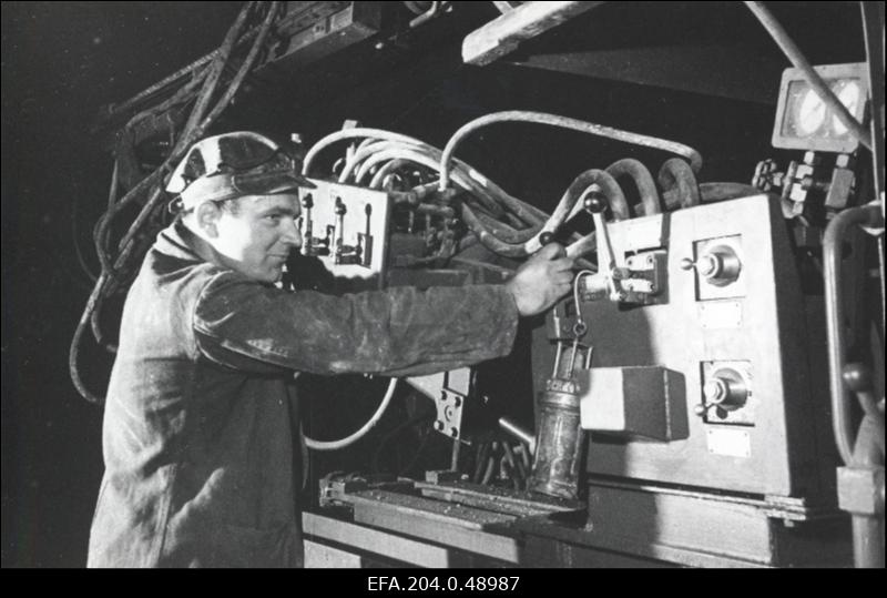 Kaevanduse Käva-2 kaevur N. Pertel uut masinat kaevanduses katsetamas.