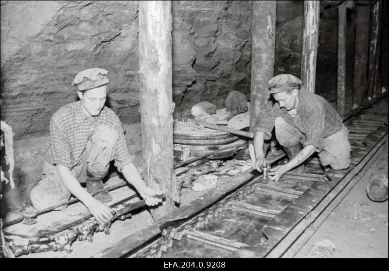 Käva-2 kaevanduse III kategooria parimad söemeistrid H. Org ja E. Kask tööl eendes nr. 5.