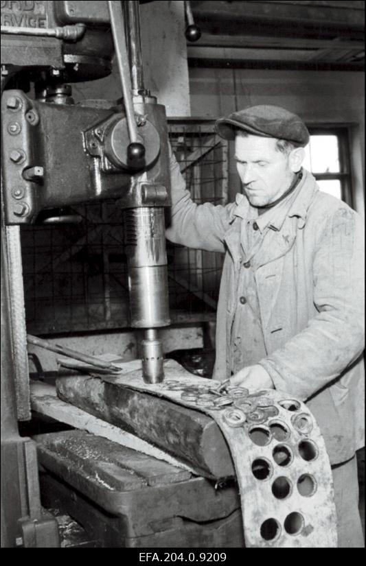 Käva -2 kaevanduse sorteerimisosakonna lukksepp Andrei Rõbakov töötamas.