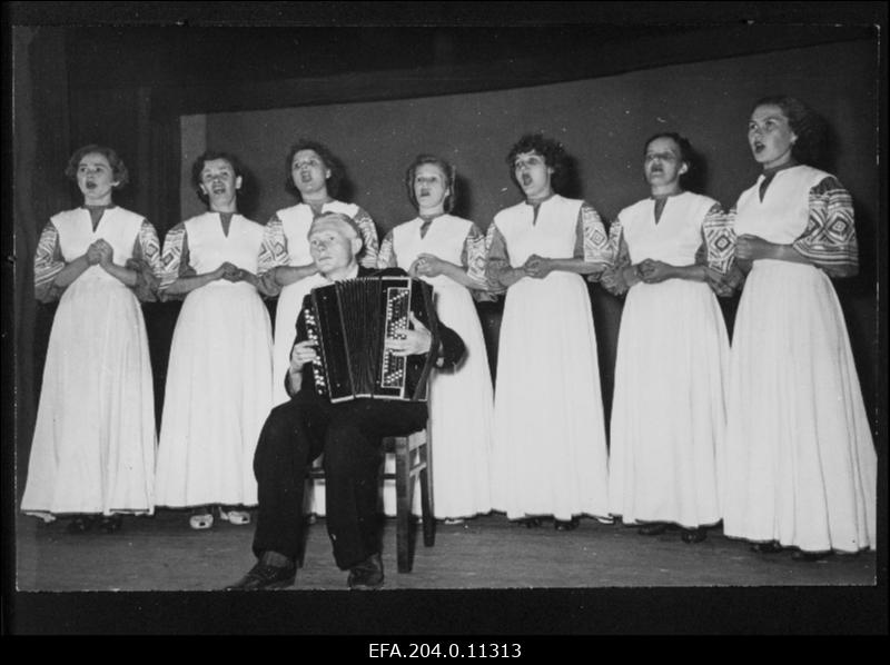 Esimesel vabariiklikul noorsoofestivalil esineb Kohtla-Järve Kingissepa-nimelise Kultuurihoone naisansambel.