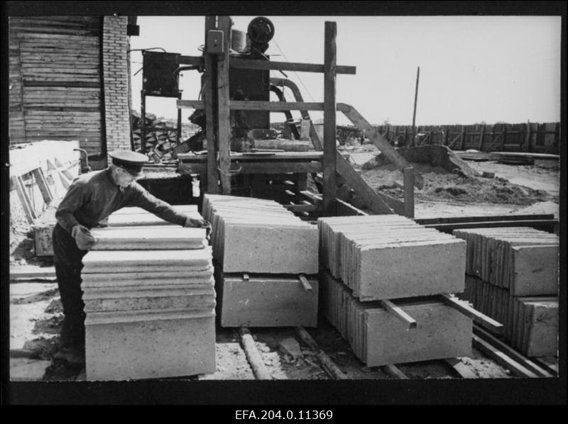 Põlevkivituhast plaadid on Kohtla-Järve kohalik ehitusmaterjal.